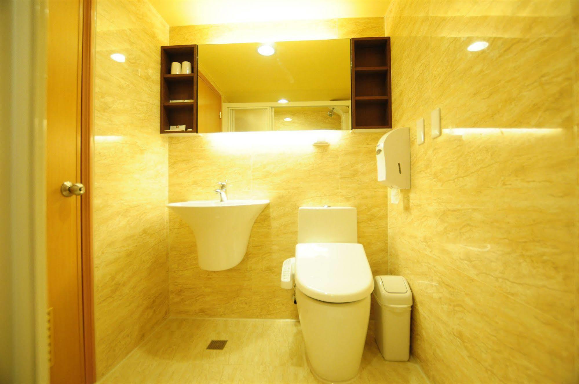 Kindness Hotel - Kaohsiung Main Station מראה חיצוני תמונה